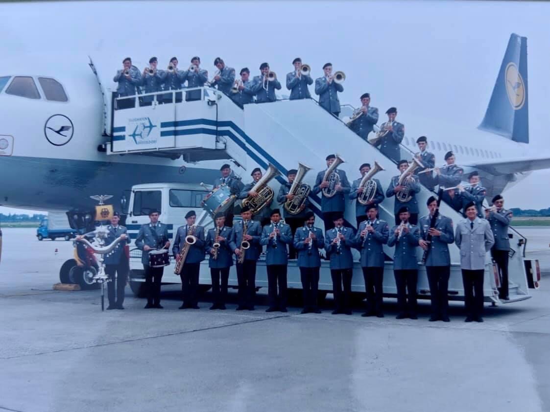 Heeresmusikkorps Düsseldorf in Uniform vor einem Lufthansa-Flugzeug